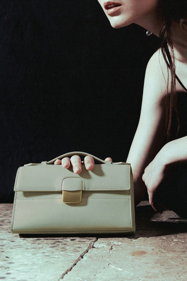 파사드 토트 22 웨빙은 클래식한 디자인으로 출근룩과 오피스룩에 잘 어울리는 여성 토트백입니다. 잔자보 가죽 소재와 건축적 디자인 패턴이 돋보이며, 골드 하드웨어 및 웨빙 스트랩으로 포인트를 더했습니다. 사각 또는 사다리꼴 모양으로, 탈부착 가능한 스트랩과 내부 카드 포켓이 있어 실용성을 높였습니다. 토트백, 숄더백, 크로스백으로 다양한 연출이 가능하며, 미니멀하고 시크한 스타일을 완성하는 데 적합합니다. 일상생활에서 폭넓게 활용할 수 있는 아이템입니다.
