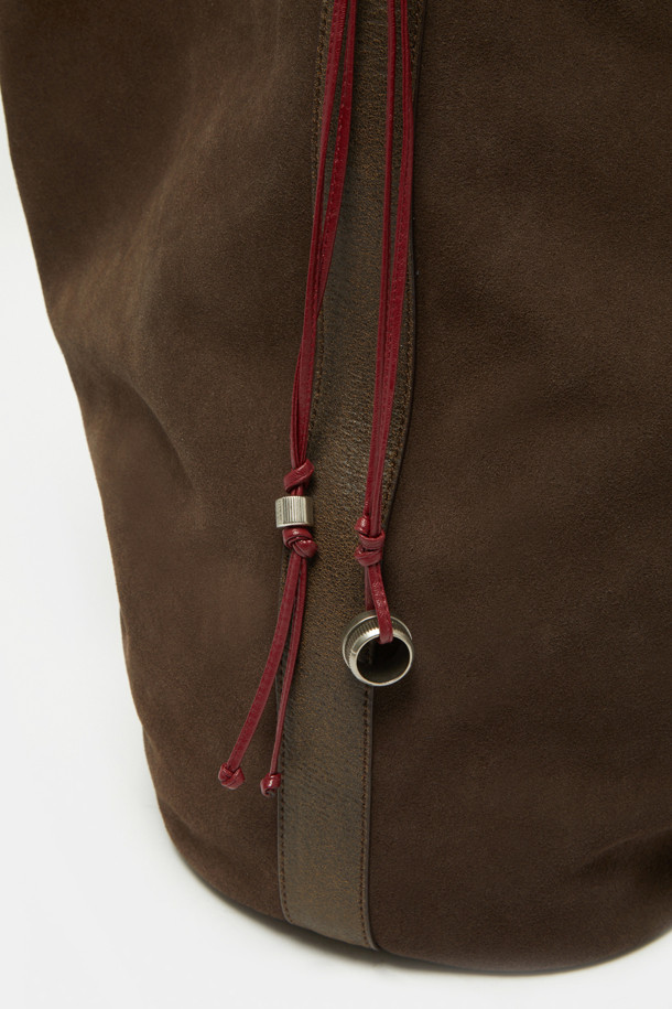 Haru Shoulder 24 Suede (하루 숄더 24 스웨이드)는 미니멀하고 클래식한 스타일을 추구하는 여성들을 위한 숄더백입니다. 부드러운 스웨이드 소재와 브라운 컬러가 고급스러운 분위기를 자아내며, 반원 형태의 디자인이 세련미를 더합니다. 가방 사이즈는 미디엄이며, 지퍼형 잠금 방식으로 소지품을 안전하게 보관할 수 있습니다. 숄더 스트랩이 있어 편안하게 착용 가능하며, 출근룩과 모임룩 등 다양한 TPO에 활용하기 좋습니다. 무지 디자인으로 어떤 스타일에도 잘 어울려 데일리백으로 제격입니다.
