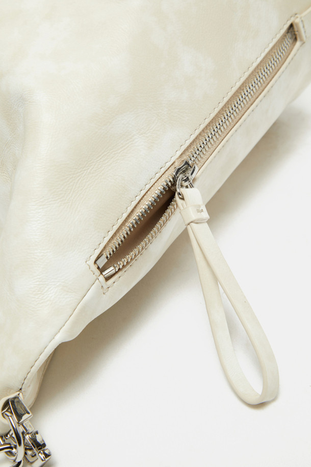 Cusia 숄더 17은 여성의 우아함을 돋보이게 해줄 숄더백입니다. 미디엄 사이즈의 반원 형태 디자인으로, 화이트와 아이보리 두 가지 색상으로 출시되었습니다. 부드러운 합성가죽 소재에 체인 장식이 더해져 클래식, 미니멀, 걸리시 스타일을 모두 소화할 수 있습니다. 데이트룩, 모임룩, 소개팅룩 등 다양한 TPO에 활용 가능하며, 조임용 끈으로 내용물을 안전하게 보관할 수 있습니다. 숄더 스트랩으로 편안하게 착용할 수 있습니다.
