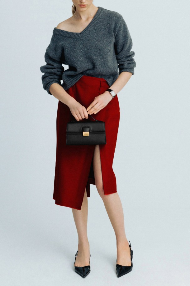 "Facade 토트 22 웨빙"은 세련된 여성들을 위한 미디엄 사이즈의 토트백입니다. 블랙 컬러의 소가죽 소재에 골드 하드웨어 디테일이 더해져 클래식하고 엘레강스한 무드를 자아냅니다. 건축적인 디자인 패턴과 탈부착 가능한 숄더 스트랩, 추가 웨빙 스트랩으로 숄더백, 크로스백, 토트백 3가지 방식으로 연출할 수 있습니다. 내부에는 카드 포켓 1개가 있으며, 오피스룩, 출근룩, 모임룩 등 다양한 TPO에 활용 가능합니다. 미니멀하고 시크한 스타일을 선호하는 분들께 추천합니다.
