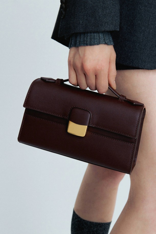 Facade Tote 22 Webbing은 건축적인 디자인에서 영감을 받은 여성용 토트백입니다. Exquisite Color의 Zanzabo Leather 소재로 제작되었으며, 사각 및 트라페조이드 쉐입에 골드 하드웨어 및 사각 장식이 더해져 클래식하고 엘레강스한 무드를 연출합니다. 탈부착 및 조절 가능한 스트랩, 웨빙 스트랩 추가로 토트, 숄더, 크로스 3가지 방식으로 착용 가능하며, 내부 카드 포켓 1개와 22 사이즈로 실용성을 더했습니다. 오피스룩과 모임룩은 물론, 일상에서도 세련된 스타일을 완성해 보세요.
