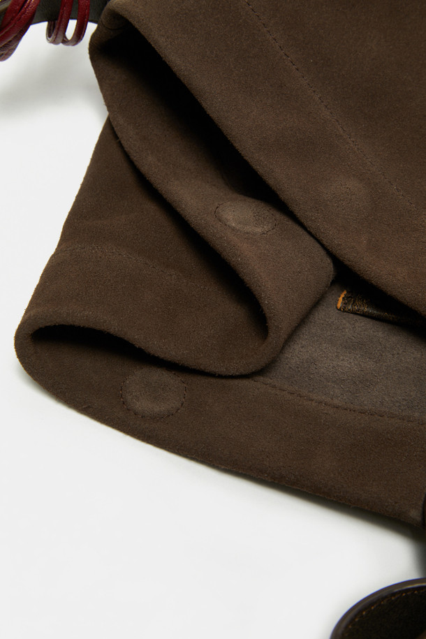 Haru Shoulder 24 Suede (하루 숄더 24 스웨이드)는 미니멀하고 클래식한 스타일을 추구하는 여성들을 위한 숄더백입니다. 부드러운 스웨이드 소재와 브라운 컬러가 고급스러운 분위기를 자아내며, 반원 형태의 디자인이 세련미를 더합니다. 가방 사이즈는 미디엄이며, 지퍼형 잠금 방식으로 소지품을 안전하게 보관할 수 있습니다. 숄더 스트랩이 있어 편안하게 착용 가능하며, 출근룩과 모임룩 등 다양한 TPO에 활용하기 좋습니다. 무지 디자인으로 어떤 스타일에도 잘 어울려 데일리백으로 제격입니다.
