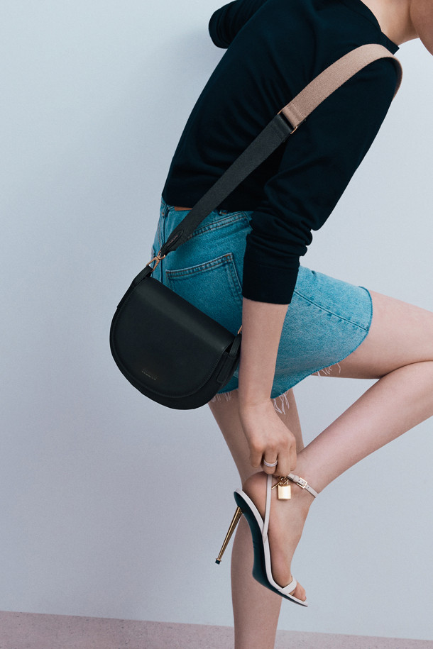 Tiffin Cross 21 (티핀 크로스 21)은 여성 고객을 위한 미디엄 사이즈의 라운드 크로스백입니다. 블랙 컬러의 소가죽 소재에 격자무늬 패턴으로 클래식, 미니멀, 시크한 스타일을 연출합니다. 탈부착 가능한 가죽 스트랩과 웨빙 스트랩 2종을 구성하여 2way 연출이 가능하며, 로즈 골드 하드웨어 장식으로 고급스러움을 더했습니다. 내부 분리 수납공간, 내부 포켓 1개, 외부 포켓 1개로 실용성을 높여 데이트룩, 모임룩 등 일상에서 활용하기 좋습니다.
