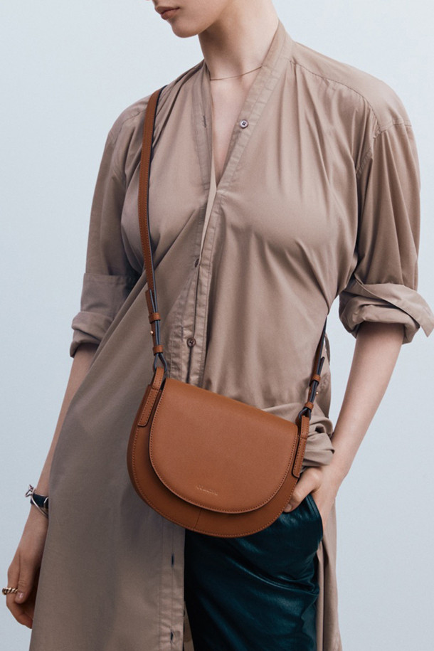 Tiffin Cross 21 (티핀 크로스 21)은 소가죽 소재의 미디엄 사이즈 크로스백입니다. 브라운 컬러에 격자무늬 패턴이 돋보이며, 로즈골드 하드웨어 장식이 고급스러움을 더합니다. 탈부착 가능한 스트랩과 2way 연출 (크로스백, 숄더백)이 가능하여 실용적입니다. 내부 포켓과 외부 포켓으로 수납력을 높였으며, 마그네틱형 잠금 방식으로 편리하게 사용 가능합니다. 데이트룩, 오피스룩, 모임룩 등 다양한 TPO에 클래식, 미니멀, 시크한 스타일을 연출하기 좋습니다.
