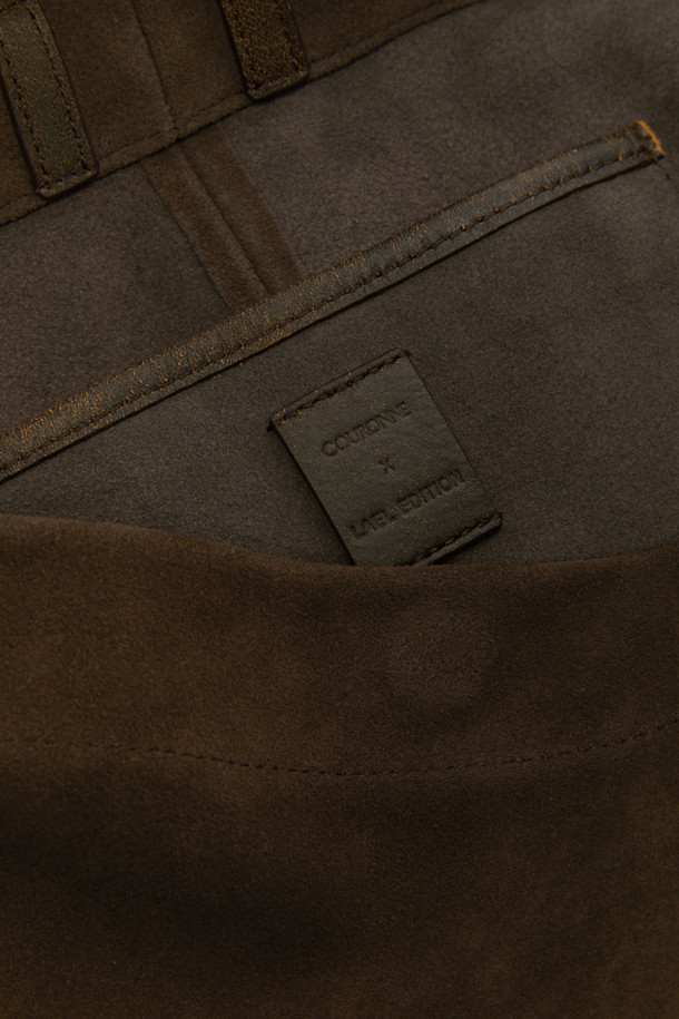 Haru Shoulder 24 Suede (하루 숄더 24 스웨이드)는 미니멀하고 클래식한 스타일을 추구하는 여성들을 위한 숄더백입니다. 부드러운 스웨이드 소재와 브라운 컬러가 고급스러운 분위기를 자아내며, 반원 형태의 디자인이 세련미를 더합니다. 가방 사이즈는 미디엄이며, 지퍼형 잠금 방식으로 소지품을 안전하게 보관할 수 있습니다. 숄더 스트랩이 있어 편안하게 착용 가능하며, 출근룩과 모임룩 등 다양한 TPO에 활용하기 좋습니다. 무지 디자인으로 어떤 스타일에도 잘 어울려 데일리백으로 제격입니다.
