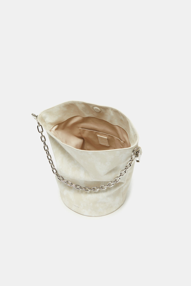 Cusia 숄더 17은 여성의 우아함을 돋보이게 해줄 숄더백입니다. 미디엄 사이즈의 반원 형태 디자인으로, 화이트와 아이보리 두 가지 색상으로 출시되었습니다. 부드러운 합성가죽 소재에 체인 장식이 더해져 클래식, 미니멀, 걸리시 스타일을 모두 소화할 수 있습니다. 데이트룩, 모임룩, 소개팅룩 등 다양한 TPO에 활용 가능하며, 조임용 끈으로 내용물을 안전하게 보관할 수 있습니다. 숄더 스트랩으로 편안하게 착용할 수 있습니다.
