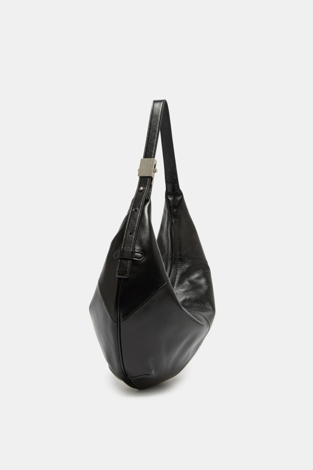 Faugeres Cross 41 (포게레스 크로스 41) 가방은 여성 고객을 위한 미디엄 사이즈의 엘레강스 스타일 가방입니다. 부드러운 소가죽 소재에 엠보싱 처리하여 은은한 광택과 고급스러운 질감을 더했으며, 자연스러운 반원 형태의 바디 곡선이 특징입니다. 블랙, 토마토 레드, 피스타치오, 그라운드 커피 4가지 색상으로 제공되며, 각 색상에 맞는 실버 또는 골드 D링 하드웨어가 돋보입니다. 내부에는 지퍼 포켓 1개와 오픈 포켓 1개가 있어 수납력을 높였으며, 크로스바디 착용이 가능하여 데이트룩, 모임룩 등 다양한 TPO에 활용 가능합니다.
