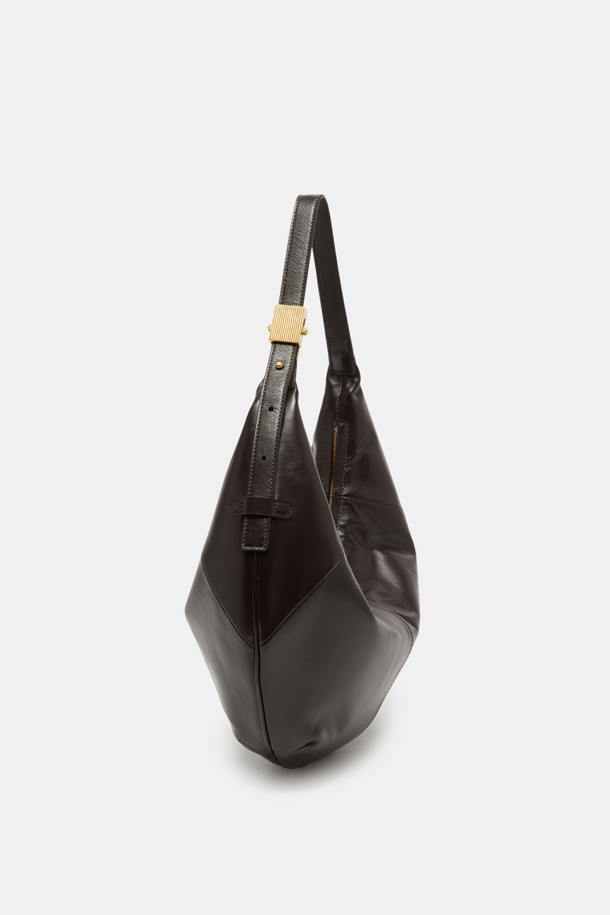 "Faugeres Cross 41" (포게레스 크로스 41)은 부드러운 소가죽 소재의 미디엄 사이즈 크로스백입니다. 블랙, 토마토 레드, 피스타치오, 그라운드 커피 4가지 색상으로 출시되었으며, 각 색상에 맞춰 실버 또는 골드 하드웨어가 사용되었습니다. 반원 형태의 디자인에 D-링 장식으로 포인트를 더했으며, 가볍고 신체 곡선에 맞춰 편안하게 착용 가능합니다. 내부에는 지퍼 포켓 1개와 오픈 포켓 1개가 있어 실용적이며, 지퍼형 잠금 방식으로 소지품을 안전하게 보관할 수 있습니다. 데이트룩, 모임룩 등 다양한 TPO에 미니멀, 클래식, 시크 스타일을 연출하기 좋습니다.
