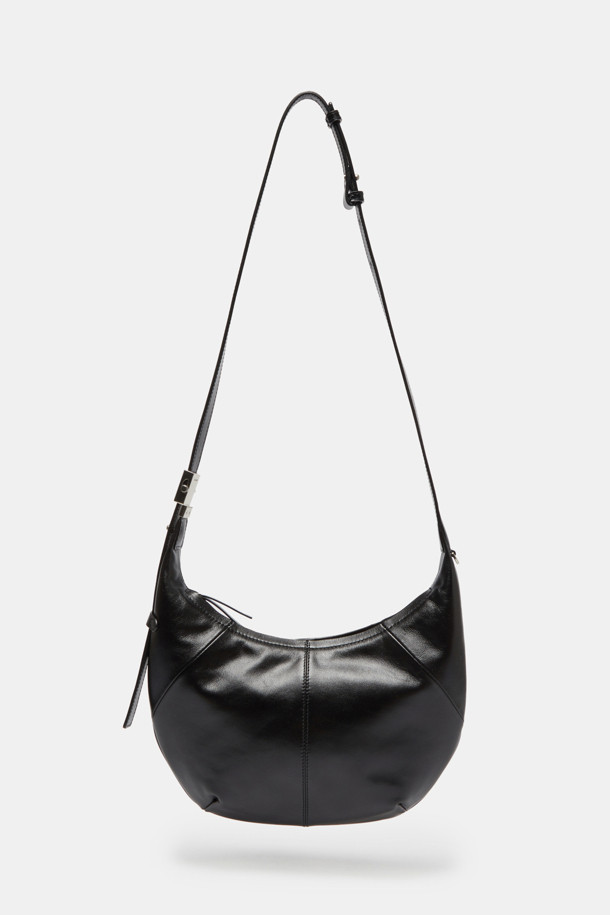 Faugeres Cross 31(포게레스 크로스 31)은 자연스러운 곡선 디자인과 크링클 엠보싱이 돋보이는 여성용 크로스백입니다. 부드러운 소가죽 소재에 은은한 광택이 더해져 고급스러운 분위기를 자아내며, 블랙, 아이보리, 브라운 세 가지 컬러로 출시되었습니다. 가볍고 바디에 밀착되는 스몰 사이즈로, 데이트룩과 같은 일상 패션에 클래식, 미니멀, 시크한 스타일을 더해줍니다. 지퍼형 잠금 방식으로 소지품을 안전하게 보관하며, D링 디테일로 포인트를 주었습니다. 다용도 수납이 가능하여 실용성까지 갖춘 데일리백입니다.
