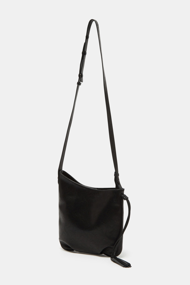 "Faugeres Tassel Cross 23"은 여성스러운 매력을 더하는 크로스백입니다. BKX(내추럴 주름 소가죽)와 BRX(마이크로 스웨이드와 내추럴 가죽 조합) 두 가지 컬러로 제공되며, 부드러운 촉감과 자연스러운 주름 텍스처가 특징입니다. 토트백, 숄더백, 크로스백으로 활용 가능한 3way 컨버터블 디자인에 비대칭 실루엣과 태슬 장식이 돋보이며, 실버 컬러 하드웨어가 세련된 느낌을 더합니다. 내부 포켓 1개와 조절 가능한 스트랩으로 실용성을 높였으며, 마그네틱형 잠금방식으로 편리하게 사용할 수 있습니다. 데이트룩, 모임룩, 오피스룩 등 다양한 TPO에 클래식, 미니멀, 시크 스타일을 연출하기 좋습니다.
