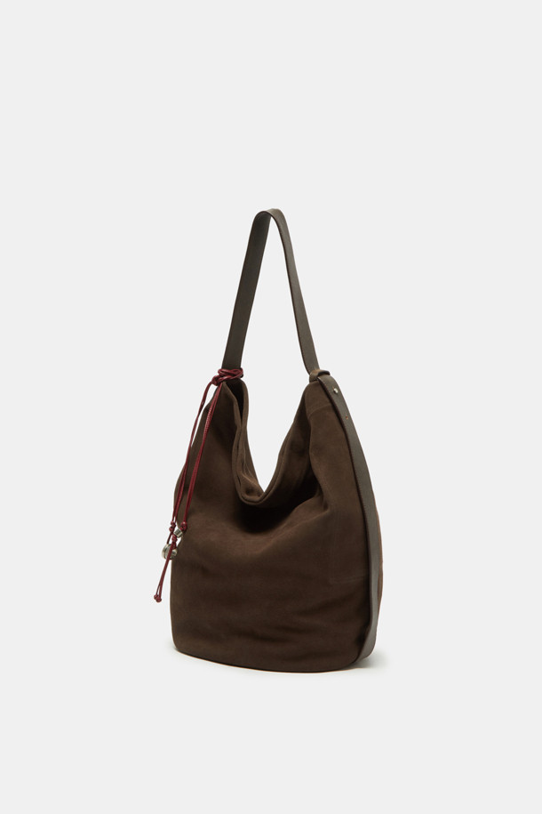 Haru Shoulder 24 Suede (하루 숄더 24 스웨이드)는 미니멀하고 클래식한 스타일을 추구하는 여성들을 위한 숄더백입니다. 부드러운 스웨이드 소재와 브라운 컬러가 고급스러운 분위기를 자아내며, 반원 형태의 디자인이 세련미를 더합니다. 가방 사이즈는 미디엄이며, 지퍼형 잠금 방식으로 소지품을 안전하게 보관할 수 있습니다. 숄더 스트랩이 있어 편안하게 착용 가능하며, 출근룩과 모임룩 등 다양한 TPO에 활용하기 좋습니다. 무지 디자인으로 어떤 스타일에도 잘 어울려 데일리백으로 제격입니다.
