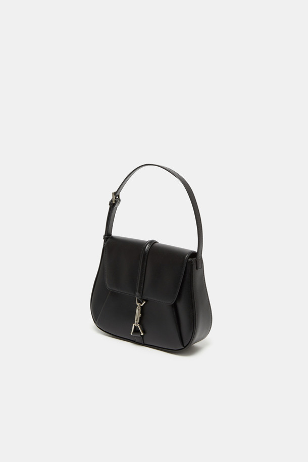 마농 숄더 25는 여성들을 위한 클래식 숄더백입니다. 부드러운 소가죽 소재에 골드 컬러와 웨이브 패턴이 어우러져 세련된 디자인을 완성합니다. 25 사이즈로 미디엄 크기이며, 조절 가능한 스트랩으로 숄더백, 크로스백, 토트백으로 다양하게 활용할 수 있습니다. 골드 하드웨어와 비대칭 삼각 링 장식이 돋보이며, 순수함과 영원을 상징하는 메달 하드웨어가 특징입니다. 내부에는 실용적인 포켓이 있어 데이트룩, 모임룩, 오피스룩 등 다양한 스타일에 매치하여 클래식하고 미니멀하며 시크한 무드를 연출할 수 있습니다.
