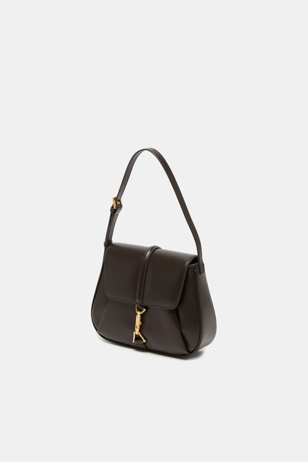 Manon Shoulder 25 (마농 숄더 25)는 여성스러운 룩을 완성하는 숄더백, 크로스백, 토트백으로 활용 가능한 가방입니다. 부드러운 소가죽 소재에 웨이브 텍스처 엠보싱이 더해져 고급스러운 질감을 선사합니다. 클래식한 디자인에 순수와 영원을 상징하는 메달 하드웨어와 비대칭 삼각 링 장식이 포인트입니다. 내부에는 실용적인 수납을 위한 포켓이 있으며, 조절 가능한 스트랩으로 다양한 스타일을 연출할 수 있습니다. 데이트룩, 모임룩 등 시크하고 미니멀한 스타일을 즐기는 분들께 추천합니다.
