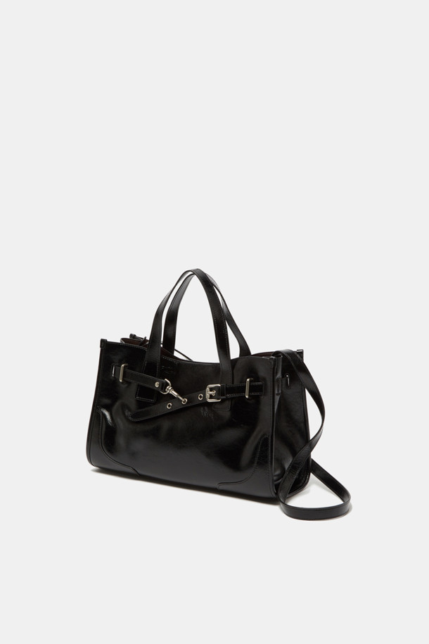 페르미에 데이 토트 35는 모던한 스타일의 여성용 토트백입니다. 글로시 소재의 블랙 컬러로, 미니멀하고 클래식한, 시크한 분위기를 연출합니다. 사각형 디자인에 버클 장식이 포인트이며, 탈부착 스트랩, 내부 포켓, 사이즈 조절 기능으로 실용성을 더했습니다. 3-way 착용이 가능하며, 태블릿 수납도 가능하여 출근룩과 오피스룩에 적합한 데일리백입니다.
