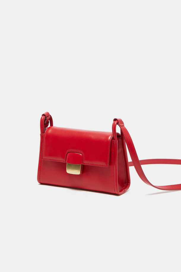 Twiggy 미니 크로스 20은 소가죽 소재의 미니 크로스백으로, 클래식과 캐주얼 스타일을 모두 아우르는 여성 가방입니다. 3WAY 연출이 가능하며, 버클형 잠금 방식으로 디자인에 포인트를 더했습니다. 내부 및 외부 포켓, 카드 및 핸드폰 수납 공간을 갖춰 실용성을 높였으며, 데이트룩과 모임룩에 잘 어울립니다. 은은한 광택감과 크링클 엠보 가공으로 고급스러운 분위기를 연출하며, 실버 또는 골드 하드웨어 옵션을 선택할 수 있습니다. 무지 디자인의 사각 쉐입으로 미니멀하고 세련된 스타일을 완성해 보세요.
