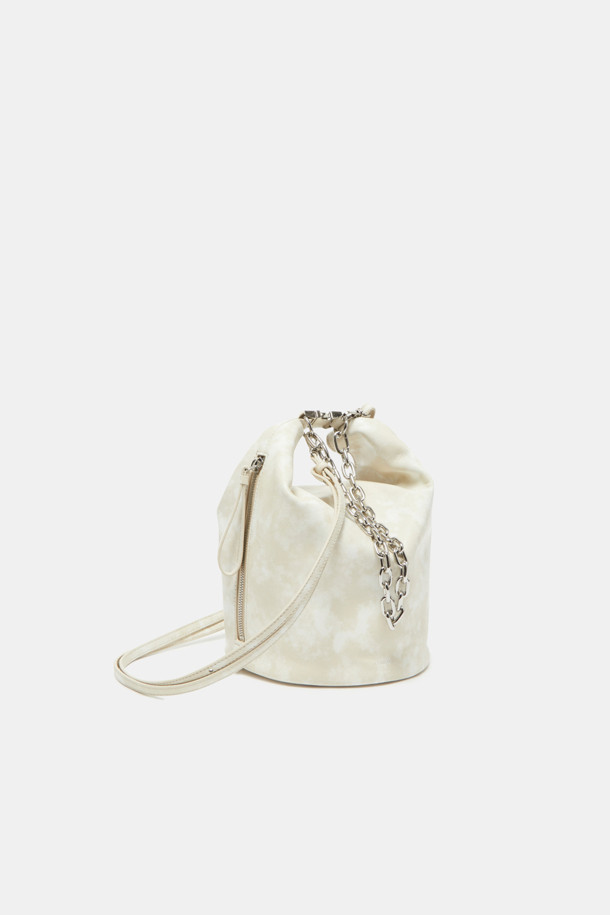 Cusia 숄더 17은 여성의 우아함을 돋보이게 해줄 숄더백입니다. 미디엄 사이즈의 반원 형태 디자인으로, 화이트와 아이보리 두 가지 색상으로 출시되었습니다. 부드러운 합성가죽 소재에 체인 장식이 더해져 클래식, 미니멀, 걸리시 스타일을 모두 소화할 수 있습니다. 데이트룩, 모임룩, 소개팅룩 등 다양한 TPO에 활용 가능하며, 조임용 끈으로 내용물을 안전하게 보관할 수 있습니다. 숄더 스트랩으로 편안하게 착용할 수 있습니다.
