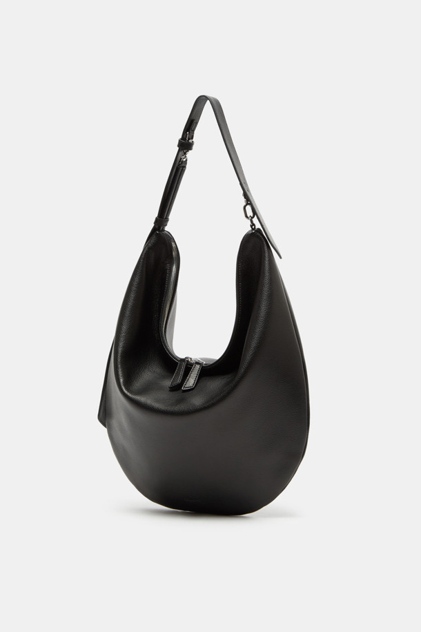 Coobo 숄더 38은 소가죽 소재의 여성 숄더백입니다. 엠보 패턴과 실버 하드웨어 장식이 돋보이며, 38 사이즈로 제작되었습니다. 탈부착 및 조절 가능한 스트랩, 내부 포켓이 있어 실용적이며, 3WAY(토트백, 숄더백, 크로스백) 연출이 가능합니다. 내추럴하고 심플한 스타일로, 출근룩과 클래식 및 미니멀 스타일에 잘 어울립니다. 호보백 디자인으로 일상에서 편안하게 사용할 수 있습니다.
