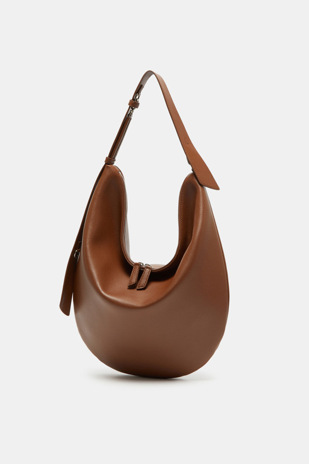 Coobo 숄더 38은 부드러운 엠보싱 소가죽 소재의 여성 숄더백입니다. 브라운 컬러의 미디엄 사이즈 가방으로, 호보백 스타일의 반원 모양 디자인과 3WAY 연출이 가능한 실용성을 갖췄습니다. 탈부착 가능한 스트랩과 내부 포켓으로 수납력을 높였으며, 클래식, 미니멀, 시크한 스타일에 잘 어울립니다. 데이트룩, 모임룩, 오피스룩 등 다양한 TPO에 활용할 수 있으며, 실버 하드웨어 장식이 은은한 포인트를 더합니다.
