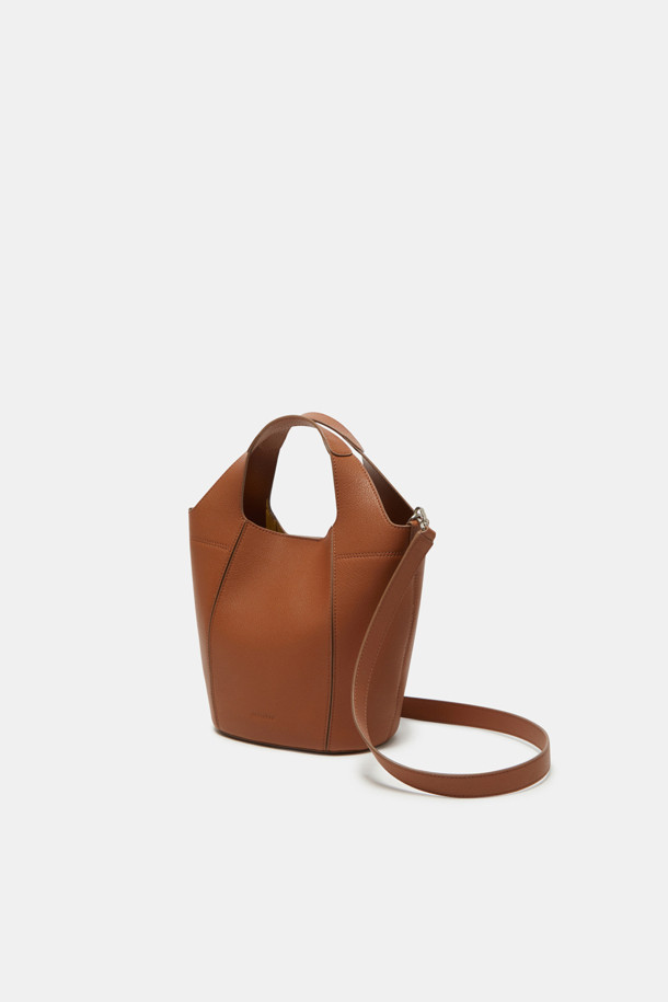 Teaberry Tote 17 Webbing (티베리 토트 17 웨빙)은 여성용 토트백입니다. 합성가죽 소재의 미디엄 사이즈 가방으로, 브라운 색상의 무지 디자인이 특징입니다. 반원 모양에 지퍼형 잠금 방식을 적용했으며, 숄더 스트랩이 있어 크로스백으로도 활용 가능합니다. 클래식, 미니멀, 시크 스타일을 선호하는 오피스룩, 출근룩, 모임룩에 잘 어울리는 가방입니다.
