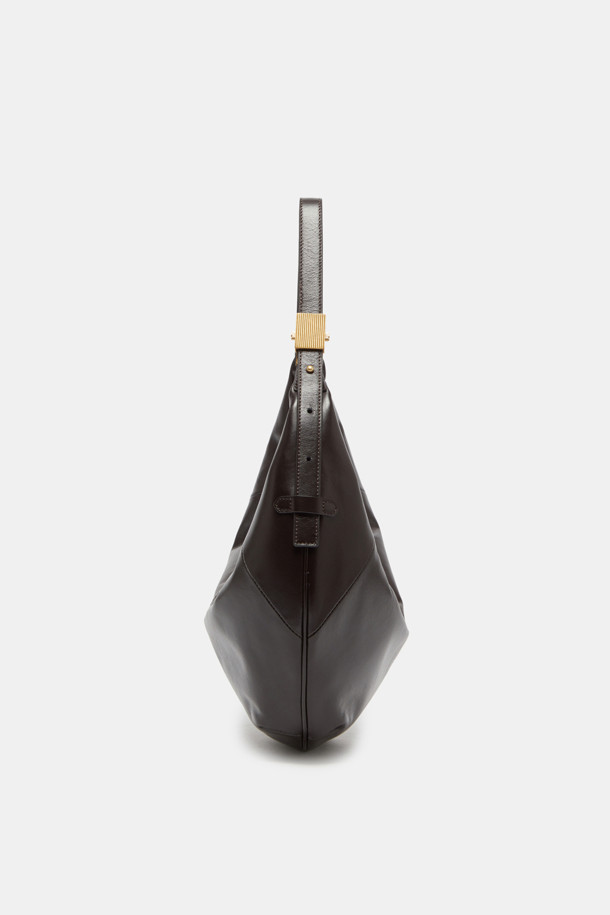 "Faugeres Cross 41" (포게레스 크로스 41)은 부드러운 소가죽 소재의 미디엄 사이즈 크로스백입니다. 블랙, 토마토 레드, 피스타치오, 그라운드 커피 4가지 색상으로 출시되었으며, 각 색상에 맞춰 실버 또는 골드 하드웨어가 사용되었습니다. 반원 형태의 디자인에 D-링 장식으로 포인트를 더했으며, 가볍고 신체 곡선에 맞춰 편안하게 착용 가능합니다. 내부에는 지퍼 포켓 1개와 오픈 포켓 1개가 있어 실용적이며, 지퍼형 잠금 방식으로 소지품을 안전하게 보관할 수 있습니다. 데이트룩, 모임룩 등 다양한 TPO에 미니멀, 클래식, 시크 스타일을 연출하기 좋습니다.
