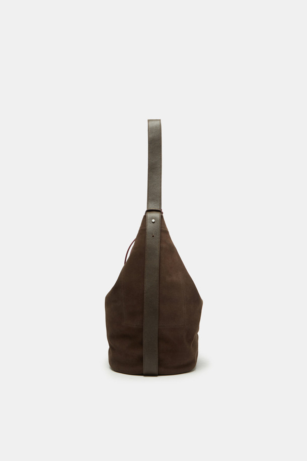 Haru Shoulder 24 Suede (하루 숄더 24 스웨이드)는 미니멀하고 클래식한 스타일을 추구하는 여성들을 위한 숄더백입니다. 부드러운 스웨이드 소재와 브라운 컬러가 고급스러운 분위기를 자아내며, 반원 형태의 디자인이 세련미를 더합니다. 가방 사이즈는 미디엄이며, 지퍼형 잠금 방식으로 소지품을 안전하게 보관할 수 있습니다. 숄더 스트랩이 있어 편안하게 착용 가능하며, 출근룩과 모임룩 등 다양한 TPO에 활용하기 좋습니다. 무지 디자인으로 어떤 스타일에도 잘 어울려 데일리백으로 제격입니다.
