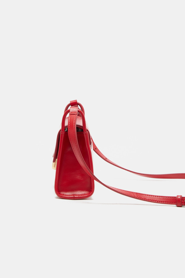 Twiggy 미니 크로스 20은 소가죽 소재의 미니 크로스백으로, 클래식과 캐주얼 스타일을 모두 아우르는 여성 가방입니다. 3WAY 연출이 가능하며, 버클형 잠금 방식으로 디자인에 포인트를 더했습니다. 내부 및 외부 포켓, 카드 및 핸드폰 수납 공간을 갖춰 실용성을 높였으며, 데이트룩과 모임룩에 잘 어울립니다. 은은한 광택감과 크링클 엠보 가공으로 고급스러운 분위기를 연출하며, 실버 또는 골드 하드웨어 옵션을 선택할 수 있습니다. 무지 디자인의 사각 쉐입으로 미니멀하고 세련된 스타일을 완성해 보세요.
