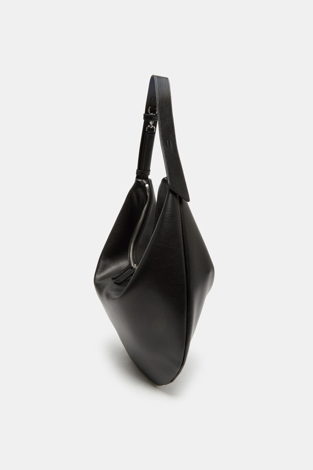 Coobo 숄더 38은 소가죽 소재의 여성 숄더백입니다. 엠보 패턴과 실버 하드웨어 장식이 돋보이며, 38 사이즈로 제작되었습니다. 탈부착 및 조절 가능한 스트랩, 내부 포켓이 있어 실용적이며, 3WAY(토트백, 숄더백, 크로스백) 연출이 가능합니다. 내추럴하고 심플한 스타일로, 출근룩과 클래식 및 미니멀 스타일에 잘 어울립니다. 호보백 디자인으로 일상에서 편안하게 사용할 수 있습니다.
