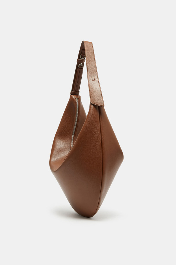 Coobo 숄더 38은 부드러운 엠보싱 소가죽 소재의 여성 숄더백입니다. 브라운 컬러의 미디엄 사이즈 가방으로, 호보백 스타일의 반원 모양 디자인과 3WAY 연출이 가능한 실용성을 갖췄습니다. 탈부착 가능한 스트랩과 내부 포켓으로 수납력을 높였으며, 클래식, 미니멀, 시크한 스타일에 잘 어울립니다. 데이트룩, 모임룩, 오피스룩 등 다양한 TPO에 활용할 수 있으며, 실버 하드웨어 장식이 은은한 포인트를 더합니다.
