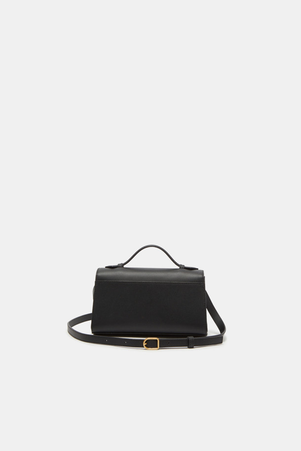 "Facade 토트 22 웨빙"은 세련된 여성들을 위한 미디엄 사이즈의 토트백입니다. 블랙 컬러의 소가죽 소재에 골드 하드웨어 디테일이 더해져 클래식하고 엘레강스한 무드를 자아냅니다. 건축적인 디자인 패턴과 탈부착 가능한 숄더 스트랩, 추가 웨빙 스트랩으로 숄더백, 크로스백, 토트백 3가지 방식으로 연출할 수 있습니다. 내부에는 카드 포켓 1개가 있으며, 오피스룩, 출근룩, 모임룩 등 다양한 TPO에 활용 가능합니다. 미니멀하고 시크한 스타일을 선호하는 분들께 추천합니다.
