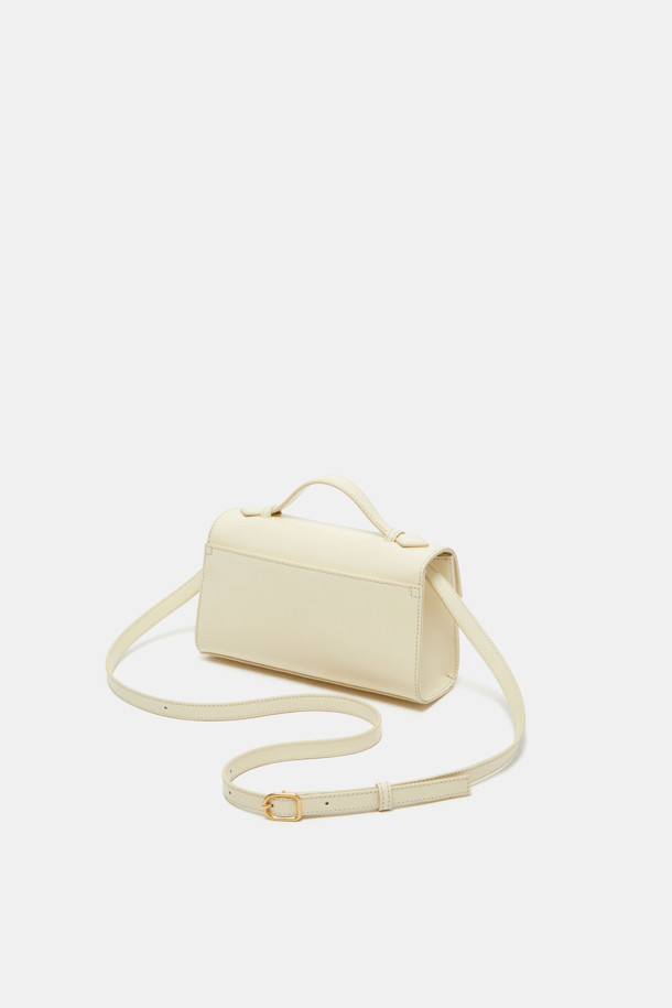 파사드 토트 22 웨빙은 클래식한 디자인으로 출근룩과 오피스룩에 잘 어울리는 여성 토트백입니다. 잔자보 가죽 소재와 건축적 디자인 패턴이 돋보이며, 골드 하드웨어 및 웨빙 스트랩으로 포인트를 더했습니다. 사각 또는 사다리꼴 모양으로, 탈부착 가능한 스트랩과 내부 카드 포켓이 있어 실용성을 높였습니다. 토트백, 숄더백, 크로스백으로 다양한 연출이 가능하며, 미니멀하고 시크한 스타일을 완성하는 데 적합합니다. 일상생활에서 폭넓게 활용할 수 있는 아이템입니다.
