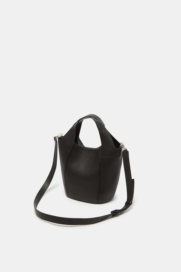 Teaberry 토트 17 웨빙은 심플한 디자인과 활용성이 돋보이는 여성용 토트백입니다. 미디엄 사이즈의 블랙 컬러 합성가죽 소재로 제작되어 시크하고 미니멀한 스타일을 연출합니다. 숄더 스트랩과 오픈형 잠금 방식을 갖춰 출근룩, 오피스룩, 모임룩 등 다양한 TPO에 매치하기 좋습니다. 반원 형태의 가방 모양과 무지 디자인이 세련된 느낌을 더하며, 데일리 가방으로 손색없는 실용적인 아이템입니다.
