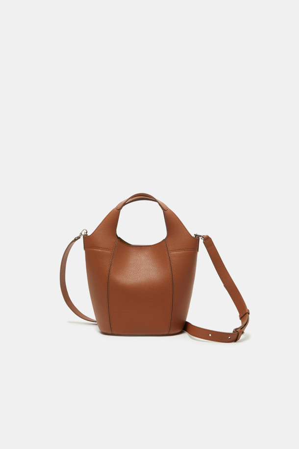 Teaberry Tote 17 Webbing (티베리 토트 17 웨빙)은 여성용 토트백입니다. 합성가죽 소재의 미디엄 사이즈 가방으로, 브라운 색상의 무지 디자인이 특징입니다. 반원 모양에 지퍼형 잠금 방식을 적용했으며, 숄더 스트랩이 있어 크로스백으로도 활용 가능합니다. 클래식, 미니멀, 시크 스타일을 선호하는 오피스룩, 출근룩, 모임룩에 잘 어울리는 가방입니다.
