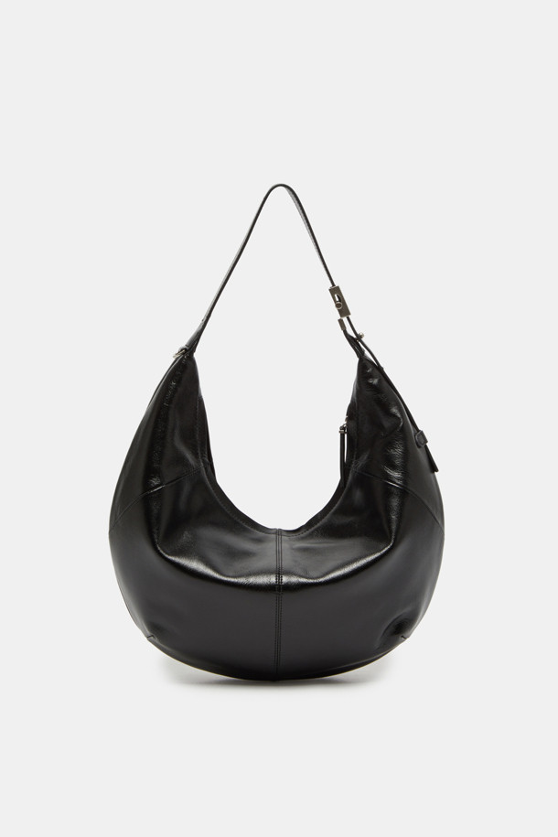 Faugeres Cross 41 (포게레스 크로스 41) 가방은 여성 고객을 위한 미디엄 사이즈의 엘레강스 스타일 가방입니다. 부드러운 소가죽 소재에 엠보싱 처리하여 은은한 광택과 고급스러운 질감을 더했으며, 자연스러운 반원 형태의 바디 곡선이 특징입니다. 블랙, 토마토 레드, 피스타치오, 그라운드 커피 4가지 색상으로 제공되며, 각 색상에 맞는 실버 또는 골드 D링 하드웨어가 돋보입니다. 내부에는 지퍼 포켓 1개와 오픈 포켓 1개가 있어 수납력을 높였으며, 크로스바디 착용이 가능하여 데이트룩, 모임룩 등 다양한 TPO에 활용 가능합니다.
