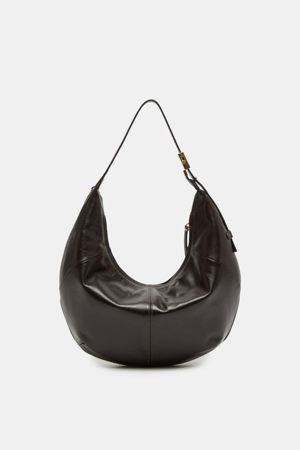 "Faugeres Cross 41" (포게레스 크로스 41)은 부드러운 소가죽 소재의 미디엄 사이즈 크로스백입니다. 블랙, 토마토 레드, 피스타치오, 그라운드 커피 4가지 색상으로 출시되었으며, 각 색상에 맞춰 실버 또는 골드 하드웨어가 사용되었습니다. 반원 형태의 디자인에 D-링 장식으로 포인트를 더했으며, 가볍고 신체 곡선에 맞춰 편안하게 착용 가능합니다. 내부에는 지퍼 포켓 1개와 오픈 포켓 1개가 있어 실용적이며, 지퍼형 잠금 방식으로 소지품을 안전하게 보관할 수 있습니다. 데이트룩, 모임룩 등 다양한 TPO에 미니멀, 클래식, 시크 스타일을 연출하기 좋습니다.
