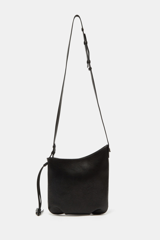 "Faugeres Tassel Cross 23"은 여성스러운 매력을 더하는 크로스백입니다. BKX(내추럴 주름 소가죽)와 BRX(마이크로 스웨이드와 내추럴 가죽 조합) 두 가지 컬러로 제공되며, 부드러운 촉감과 자연스러운 주름 텍스처가 특징입니다. 토트백, 숄더백, 크로스백으로 활용 가능한 3way 컨버터블 디자인에 비대칭 실루엣과 태슬 장식이 돋보이며, 실버 컬러 하드웨어가 세련된 느낌을 더합니다. 내부 포켓 1개와 조절 가능한 스트랩으로 실용성을 높였으며, 마그네틱형 잠금방식으로 편리하게 사용할 수 있습니다. 데이트룩, 모임룩, 오피스룩 등 다양한 TPO에 클래식, 미니멀, 시크 스타일을 연출하기 좋습니다.
