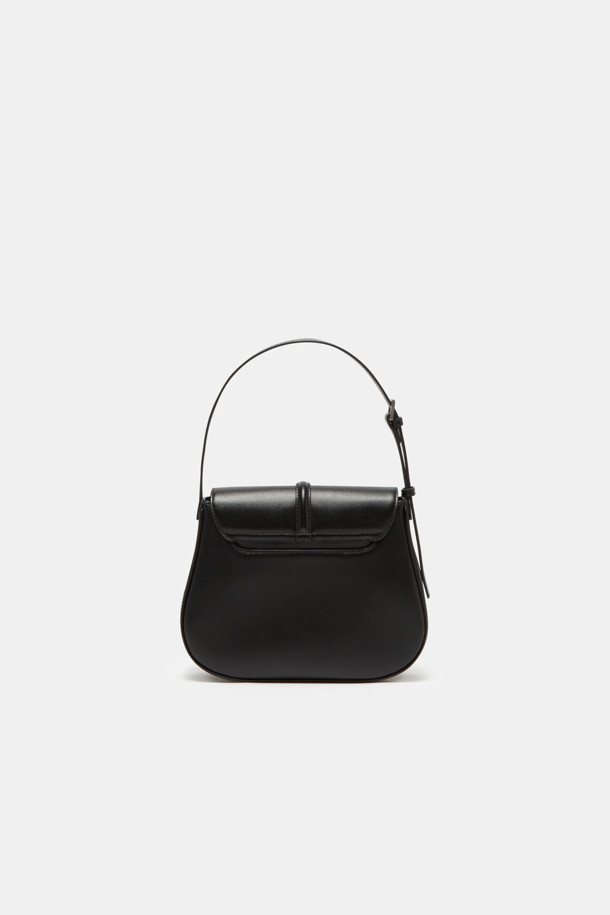 마농 숄더 25는 여성들을 위한 클래식 숄더백입니다. 부드러운 소가죽 소재에 골드 컬러와 웨이브 패턴이 어우러져 세련된 디자인을 완성합니다. 25 사이즈로 미디엄 크기이며, 조절 가능한 스트랩으로 숄더백, 크로스백, 토트백으로 다양하게 활용할 수 있습니다. 골드 하드웨어와 비대칭 삼각 링 장식이 돋보이며, 순수함과 영원을 상징하는 메달 하드웨어가 특징입니다. 내부에는 실용적인 포켓이 있어 데이트룩, 모임룩, 오피스룩 등 다양한 스타일에 매치하여 클래식하고 미니멀하며 시크한 무드를 연출할 수 있습니다.
