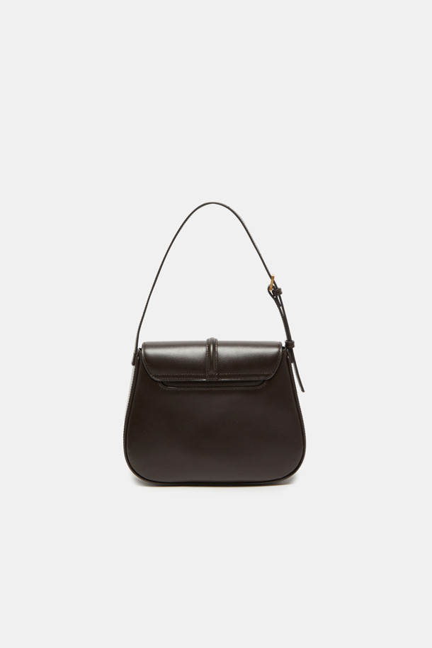 Manon Shoulder 25 (마농 숄더 25)는 여성스러운 룩을 완성하는 숄더백, 크로스백, 토트백으로 활용 가능한 가방입니다. 부드러운 소가죽 소재에 웨이브 텍스처 엠보싱이 더해져 고급스러운 질감을 선사합니다. 클래식한 디자인에 순수와 영원을 상징하는 메달 하드웨어와 비대칭 삼각 링 장식이 포인트입니다. 내부에는 실용적인 수납을 위한 포켓이 있으며, 조절 가능한 스트랩으로 다양한 스타일을 연출할 수 있습니다. 데이트룩, 모임룩 등 시크하고 미니멀한 스타일을 즐기는 분들께 추천합니다.
