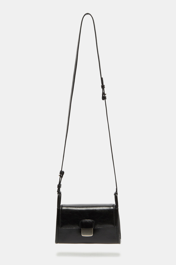 Twiggy Mini Cross 20(트위기 미니 크로스 20)은 소가죽 소재의 여성 크로스백입니다. 사각 쉐입에 크링클 엠보 패턴과 로프 디테일로 클래식하면서도 시크한 매력을 더했습니다. 핸드폰 및 카드 수납이 가능하며, 은은한 광택감과 실버 또는 골드 하드웨어, 내부 포켓 1개와 외부 포켓 1개, 연장 가능한 스트랩은 실용성을 높입니다. 토트백, 숄더백, 크로스백 3WAY 연출이 가능하여 데이트룩, 모임룩, 소개팅룩 등 다양한 TPO에 활용할 수 있는 미니멀한 디자인의 가방입니다. 블랙, 브라운, 아이보리 세 가지 컬러로 만나보세요.
