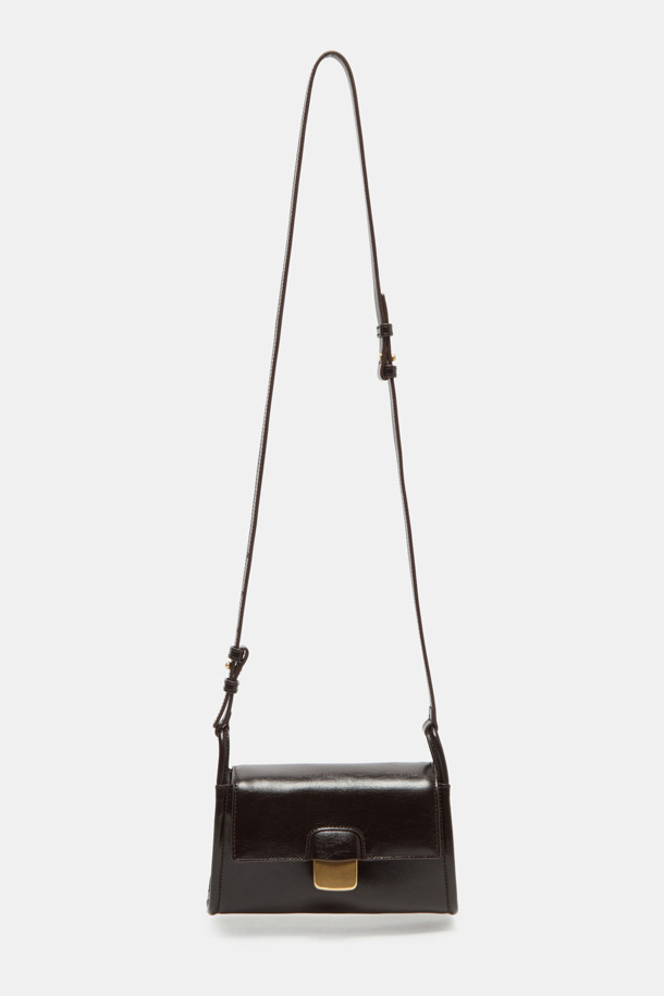 Twiggy Mini Cross 20(트위기 미니 크로스 20)은 소가죽 소재의 미니 사이즈 크로스백입니다. 블랙, 브라운, 아이보리 세 가지 색상으로 출시되었으며, 크링클 엠보 패턴과 로프 디테일이 돋보이는 디자인입니다. 3WAY 연출(토트, 숄더, 크로스)이 가능하며, 은은한 광택감으로 고급스러운 느낌을 더했습니다. 핸드폰과 카드를 수납할 수 있으며, 내부 포켓 1개와 외부 포켓 1개가 있어 실용적입니다. 데이트룩, 모임룩, 소개팅룩 등 다양한 TPO에 클래식, 미니멀, 시크 스타일로 연출할 수 있습니다.
