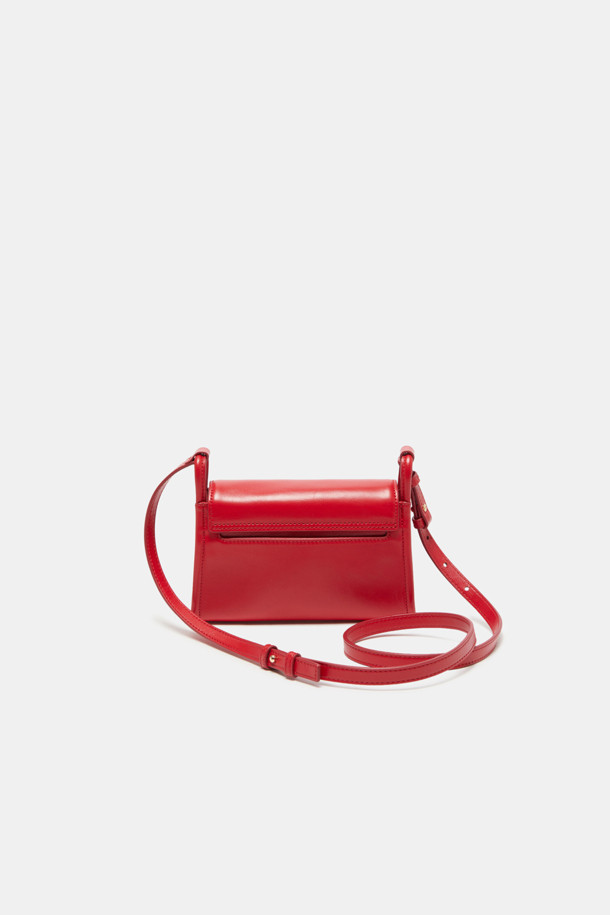 Twiggy 미니 크로스 20은 소가죽 소재의 미니 크로스백으로, 클래식과 캐주얼 스타일을 모두 아우르는 여성 가방입니다. 3WAY 연출이 가능하며, 버클형 잠금 방식으로 디자인에 포인트를 더했습니다. 내부 및 외부 포켓, 카드 및 핸드폰 수납 공간을 갖춰 실용성을 높였으며, 데이트룩과 모임룩에 잘 어울립니다. 은은한 광택감과 크링클 엠보 가공으로 고급스러운 분위기를 연출하며, 실버 또는 골드 하드웨어 옵션을 선택할 수 있습니다. 무지 디자인의 사각 쉐입으로 미니멀하고 세련된 스타일을 완성해 보세요.
