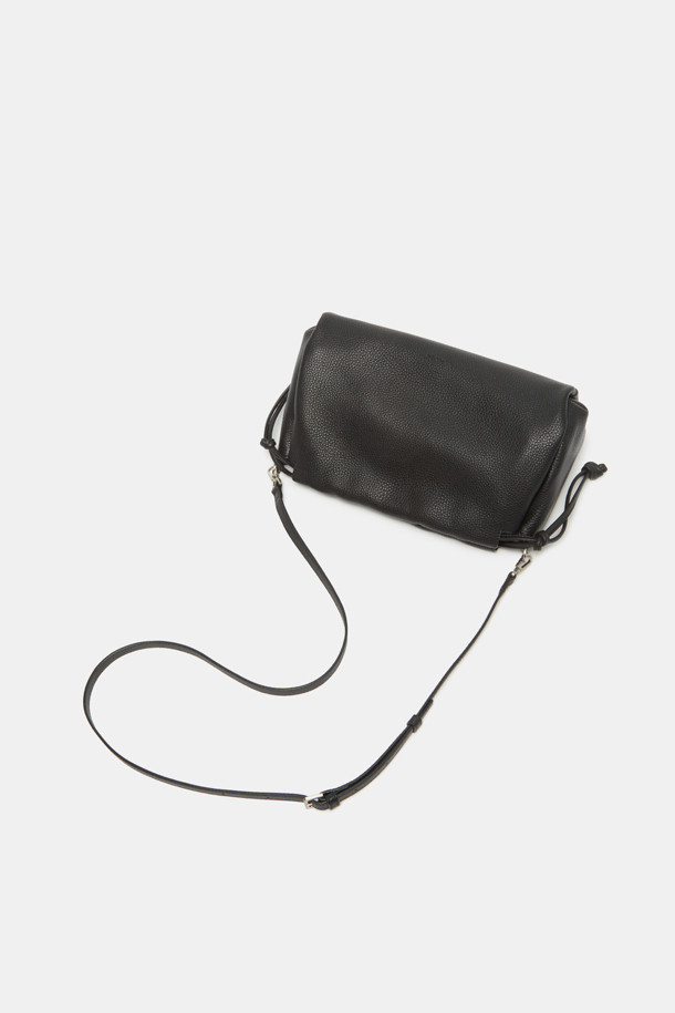 Mina Cool Cross 26 (미나 쿨 크로스 26)은 부드러운 소가죽 소재의 여성용 크로스백입니다. 미디엄 사이즈의 사각 쉐입에 셔링 디테일로 포인트를 주어 시크하면서도 캐주얼한 스타일을 연출합니다. 탈부착 및 조절 가능한 스트랩으로 토트백 또는 크로스백으로 활용 가능한 2WAY 디자인이며, 내부 포켓 1개와 참 장식 디링 1개가 실용성을 더합니다. 데이트룩, 모임룩, 출근룩 등 다양한 TPO에 미니멀하고 세련된 스타일을 완성해 보세요. 조임용 끈으로 간편하게 여닫을 수 있습니다.
