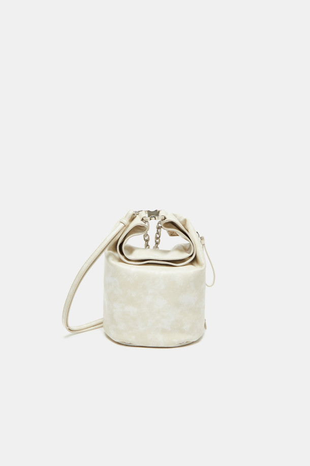 Cusia 숄더 17은 여성의 우아함을 돋보이게 해줄 숄더백입니다. 미디엄 사이즈의 반원 형태 디자인으로, 화이트와 아이보리 두 가지 색상으로 출시되었습니다. 부드러운 합성가죽 소재에 체인 장식이 더해져 클래식, 미니멀, 걸리시 스타일을 모두 소화할 수 있습니다. 데이트룩, 모임룩, 소개팅룩 등 다양한 TPO에 활용 가능하며, 조임용 끈으로 내용물을 안전하게 보관할 수 있습니다. 숄더 스트랩으로 편안하게 착용할 수 있습니다.
