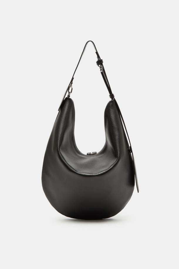 Coobo 숄더 38은 소가죽 소재의 여성 숄더백입니다. 엠보 패턴과 실버 하드웨어 장식이 돋보이며, 38 사이즈로 제작되었습니다. 탈부착 및 조절 가능한 스트랩, 내부 포켓이 있어 실용적이며, 3WAY(토트백, 숄더백, 크로스백) 연출이 가능합니다. 내추럴하고 심플한 스타일로, 출근룩과 클래식 및 미니멀 스타일에 잘 어울립니다. 호보백 디자인으로 일상에서 편안하게 사용할 수 있습니다.
