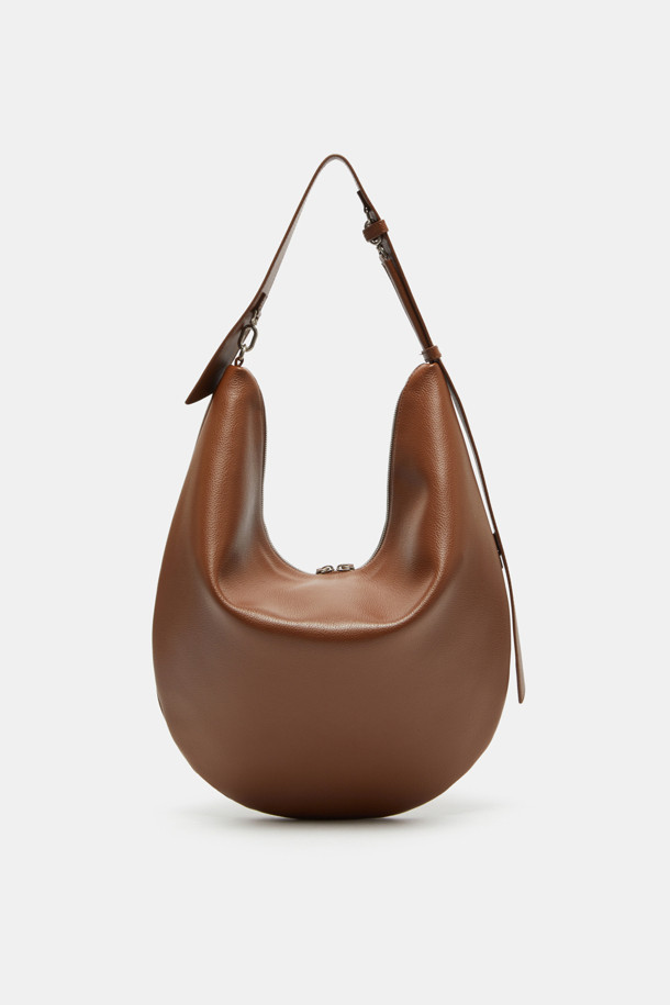 Coobo 숄더 38은 부드러운 엠보싱 소가죽 소재의 여성 숄더백입니다. 브라운 컬러의 미디엄 사이즈 가방으로, 호보백 스타일의 반원 모양 디자인과 3WAY 연출이 가능한 실용성을 갖췄습니다. 탈부착 가능한 스트랩과 내부 포켓으로 수납력을 높였으며, 클래식, 미니멀, 시크한 스타일에 잘 어울립니다. 데이트룩, 모임룩, 오피스룩 등 다양한 TPO에 활용할 수 있으며, 실버 하드웨어 장식이 은은한 포인트를 더합니다.
