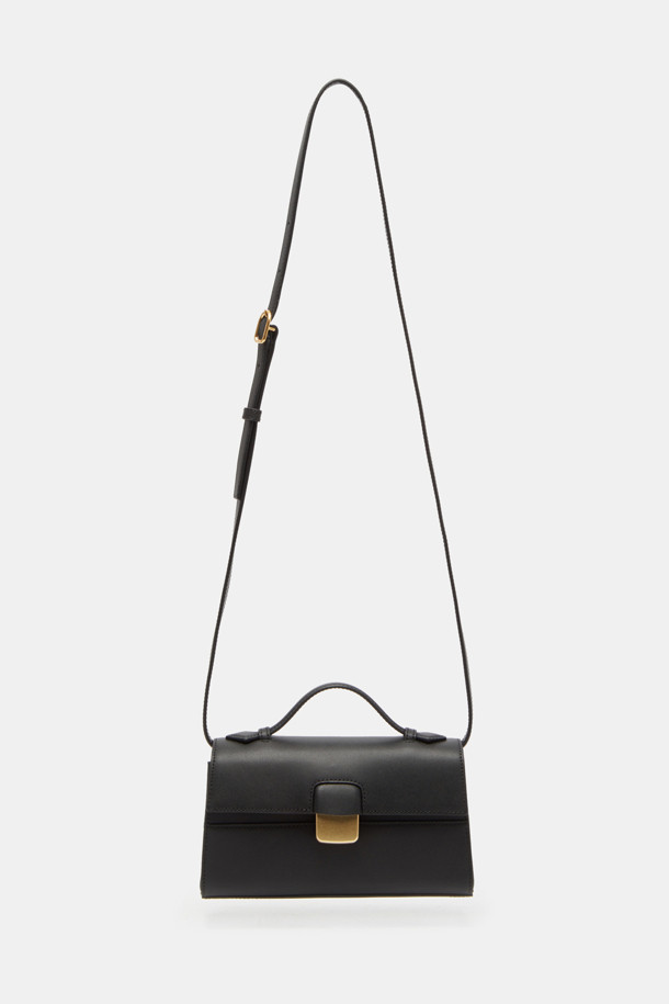 "Facade 토트 22 웨빙"은 세련된 여성들을 위한 미디엄 사이즈의 토트백입니다. 블랙 컬러의 소가죽 소재에 골드 하드웨어 디테일이 더해져 클래식하고 엘레강스한 무드를 자아냅니다. 건축적인 디자인 패턴과 탈부착 가능한 숄더 스트랩, 추가 웨빙 스트랩으로 숄더백, 크로스백, 토트백 3가지 방식으로 연출할 수 있습니다. 내부에는 카드 포켓 1개가 있으며, 오피스룩, 출근룩, 모임룩 등 다양한 TPO에 활용 가능합니다. 미니멀하고 시크한 스타일을 선호하는 분들께 추천합니다.
