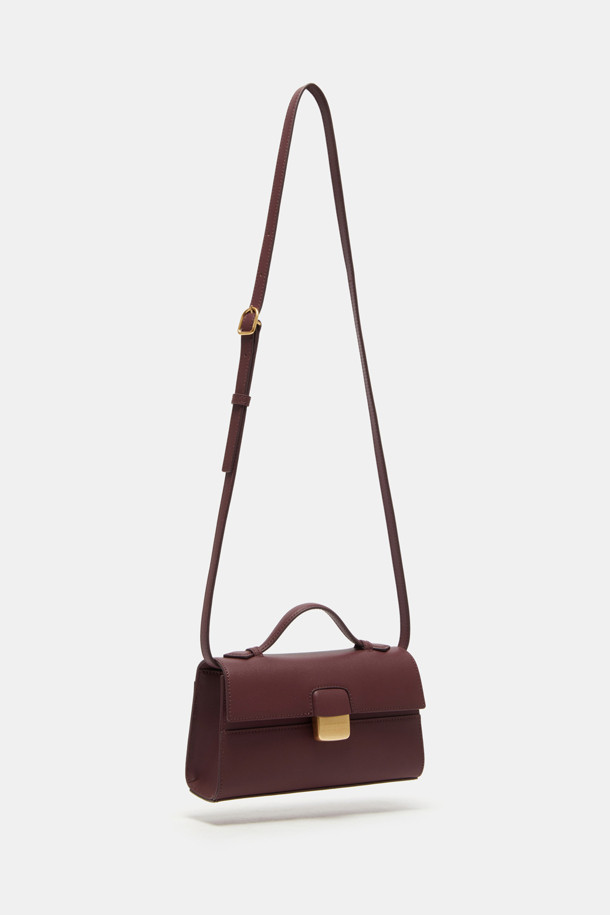 Facade Tote 22 Webbing은 건축적인 디자인에서 영감을 받은 여성용 토트백입니다. Exquisite Color의 Zanzabo Leather 소재로 제작되었으며, 사각 및 트라페조이드 쉐입에 골드 하드웨어 및 사각 장식이 더해져 클래식하고 엘레강스한 무드를 연출합니다. 탈부착 및 조절 가능한 스트랩, 웨빙 스트랩 추가로 토트, 숄더, 크로스 3가지 방식으로 착용 가능하며, 내부 카드 포켓 1개와 22 사이즈로 실용성을 더했습니다. 오피스룩과 모임룩은 물론, 일상에서도 세련된 스타일을 완성해 보세요.
