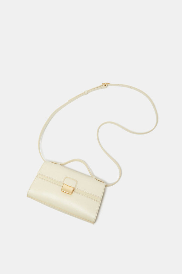 파사드 토트 22 웨빙은 클래식한 디자인으로 출근룩과 오피스룩에 잘 어울리는 여성 토트백입니다. 잔자보 가죽 소재와 건축적 디자인 패턴이 돋보이며, 골드 하드웨어 및 웨빙 스트랩으로 포인트를 더했습니다. 사각 또는 사다리꼴 모양으로, 탈부착 가능한 스트랩과 내부 카드 포켓이 있어 실용성을 높였습니다. 토트백, 숄더백, 크로스백으로 다양한 연출이 가능하며, 미니멀하고 시크한 스타일을 완성하는 데 적합합니다. 일상생활에서 폭넓게 활용할 수 있는 아이템입니다.
