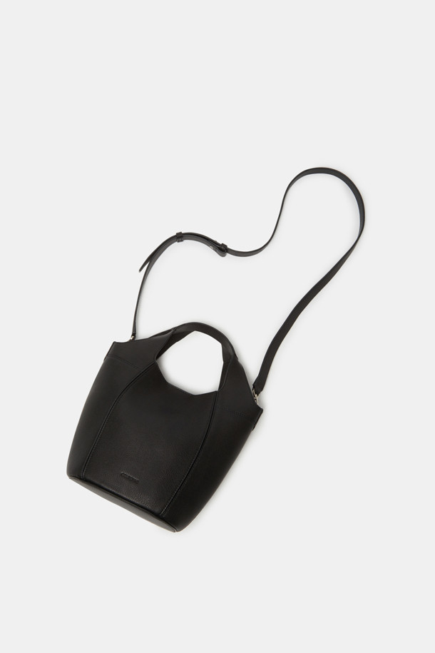 Teaberry 토트 17 웨빙은 심플한 디자인과 활용성이 돋보이는 여성용 토트백입니다. 미디엄 사이즈의 블랙 컬러 합성가죽 소재로 제작되어 시크하고 미니멀한 스타일을 연출합니다. 숄더 스트랩과 오픈형 잠금 방식을 갖춰 출근룩, 오피스룩, 모임룩 등 다양한 TPO에 매치하기 좋습니다. 반원 형태의 가방 모양과 무지 디자인이 세련된 느낌을 더하며, 데일리 가방으로 손색없는 실용적인 아이템입니다.
