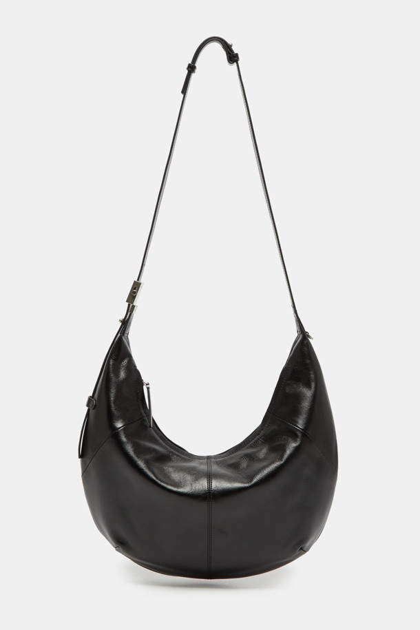 Faugeres Cross 41 (포게레스 크로스 41) 가방은 여성 고객을 위한 미디엄 사이즈의 엘레강스 스타일 가방입니다. 부드러운 소가죽 소재에 엠보싱 처리하여 은은한 광택과 고급스러운 질감을 더했으며, 자연스러운 반원 형태의 바디 곡선이 특징입니다. 블랙, 토마토 레드, 피스타치오, 그라운드 커피 4가지 색상으로 제공되며, 각 색상에 맞는 실버 또는 골드 D링 하드웨어가 돋보입니다. 내부에는 지퍼 포켓 1개와 오픈 포켓 1개가 있어 수납력을 높였으며, 크로스바디 착용이 가능하여 데이트룩, 모임룩 등 다양한 TPO에 활용 가능합니다.
