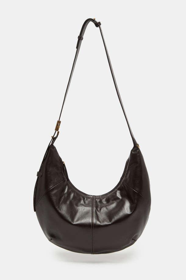 "Faugeres Cross 41" (포게레스 크로스 41)은 부드러운 소가죽 소재의 미디엄 사이즈 크로스백입니다. 블랙, 토마토 레드, 피스타치오, 그라운드 커피 4가지 색상으로 출시되었으며, 각 색상에 맞춰 실버 또는 골드 하드웨어가 사용되었습니다. 반원 형태의 디자인에 D-링 장식으로 포인트를 더했으며, 가볍고 신체 곡선에 맞춰 편안하게 착용 가능합니다. 내부에는 지퍼 포켓 1개와 오픈 포켓 1개가 있어 실용적이며, 지퍼형 잠금 방식으로 소지품을 안전하게 보관할 수 있습니다. 데이트룩, 모임룩 등 다양한 TPO에 미니멀, 클래식, 시크 스타일을 연출하기 좋습니다.
